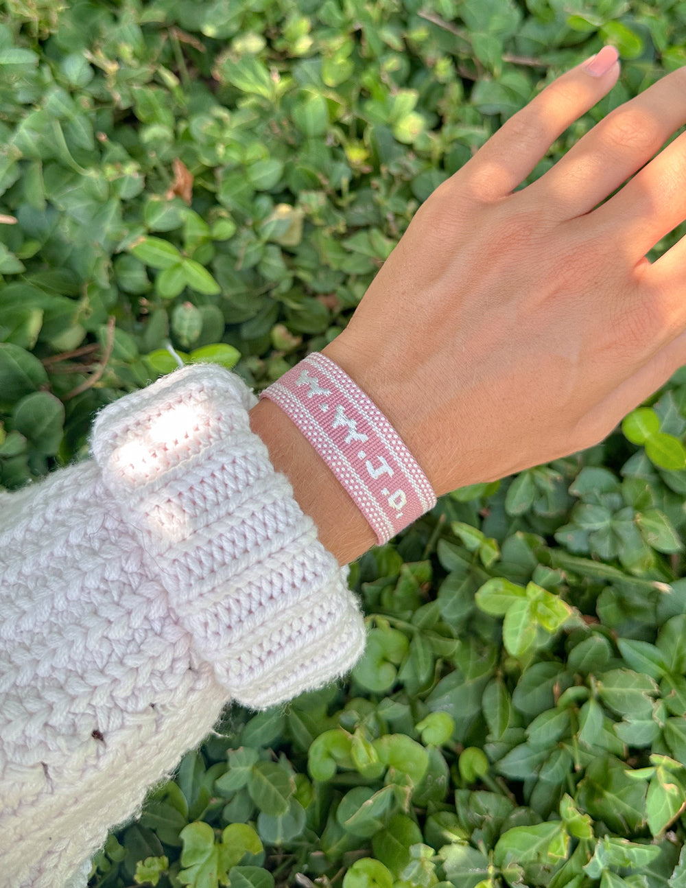 Bracelet brodé WWJD rose