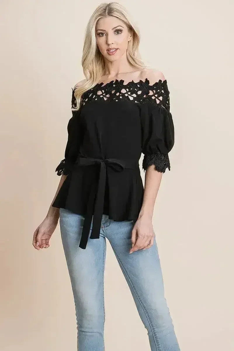 Hauts à épaules dénudées avec ceinture à nouer en dentelle au crochet et fermeture éclair au dos
