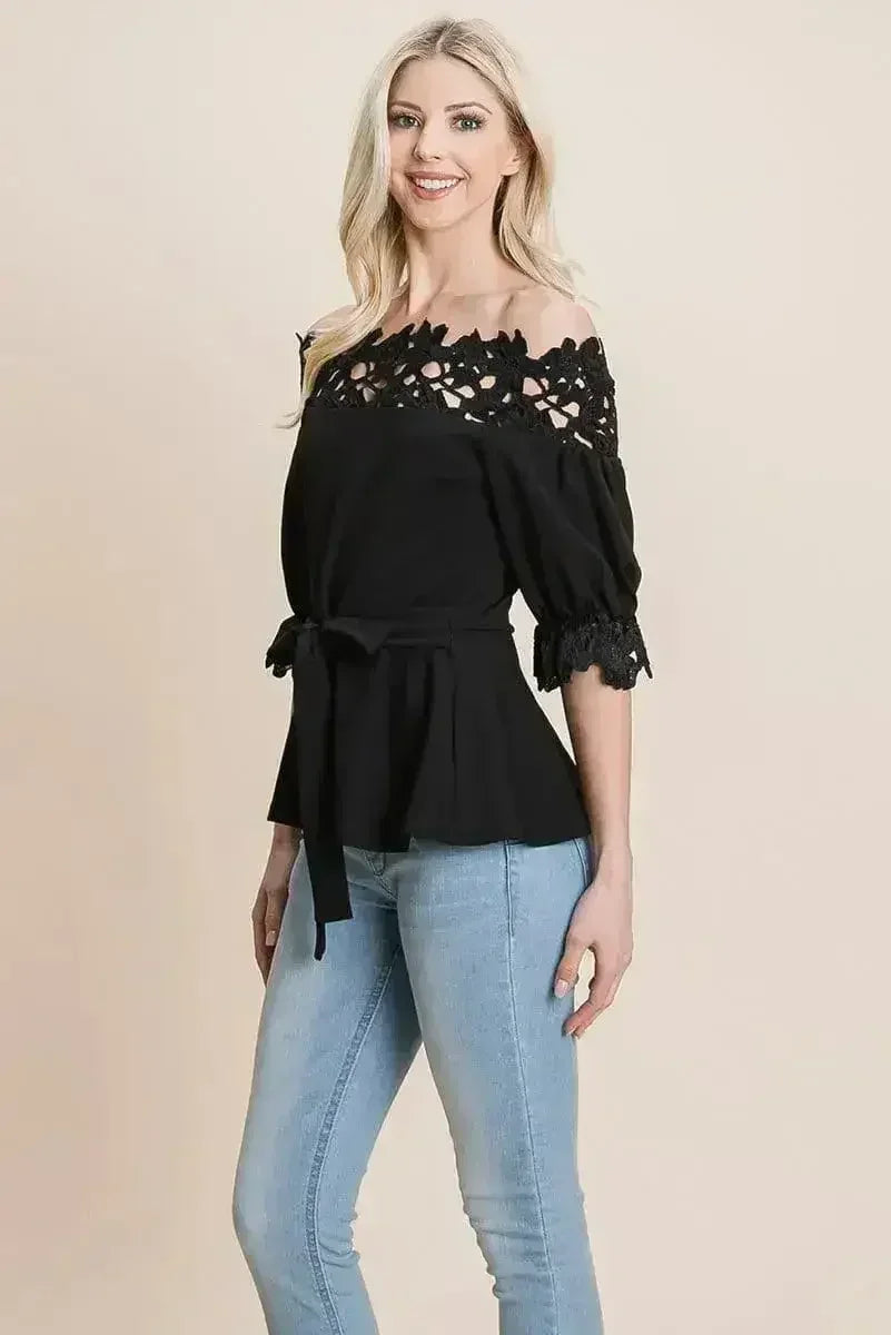 Hauts à épaules dénudées avec ceinture à nouer en dentelle au crochet et fermeture éclair au dos