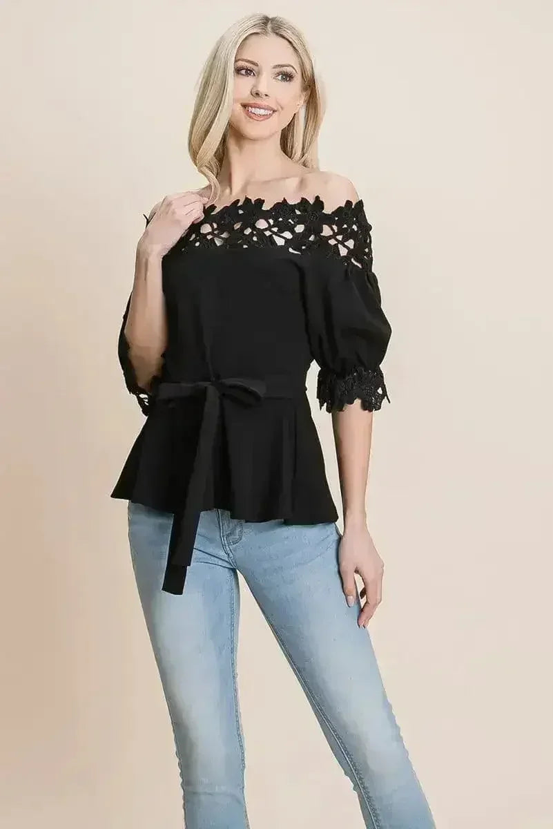Hauts à épaules dénudées avec ceinture à nouer en dentelle au crochet et fermeture éclair au dos