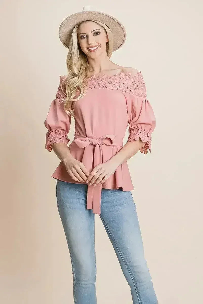 Hauts à épaules dénudées avec ceinture à nouer en dentelle au crochet et fermeture éclair au dos