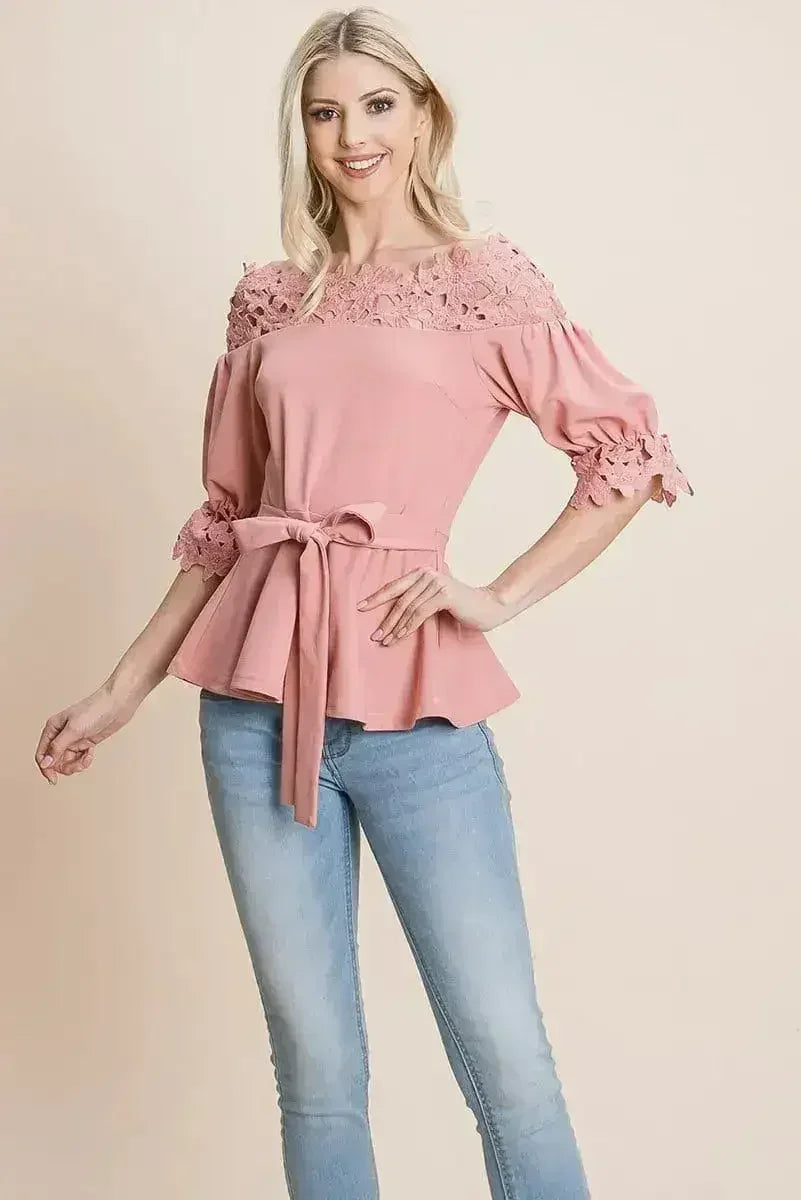 Hauts à épaules dénudées avec ceinture à nouer en dentelle au crochet et fermeture éclair au dos