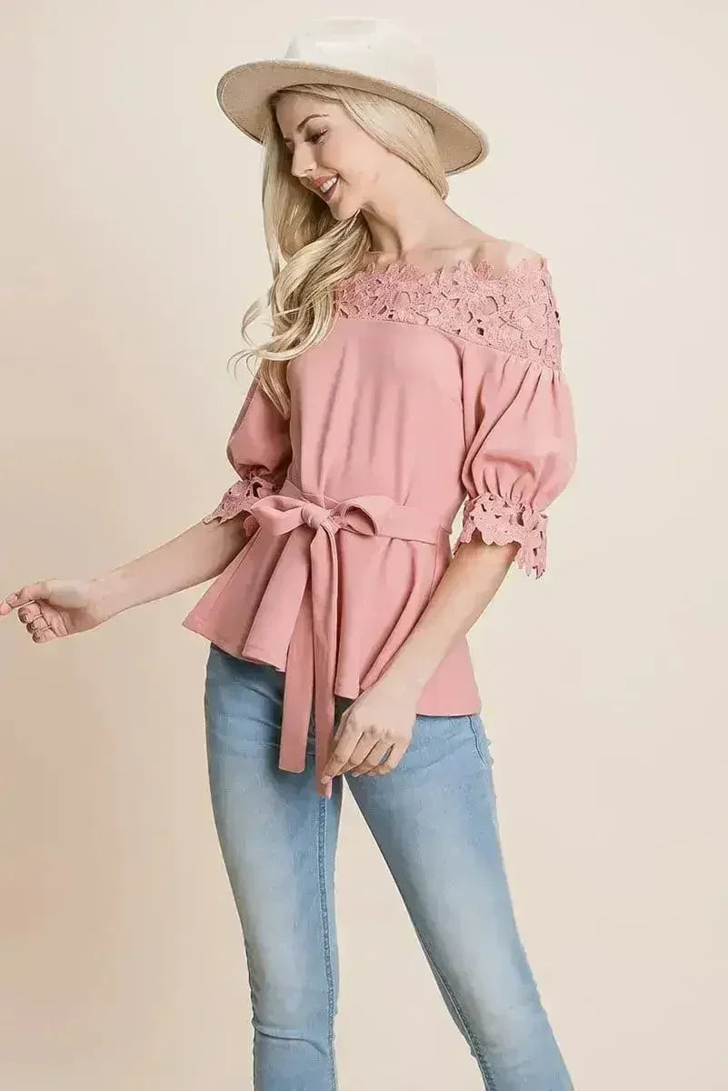 Hauts à épaules dénudées avec ceinture à nouer en dentelle au crochet et fermeture éclair au dos