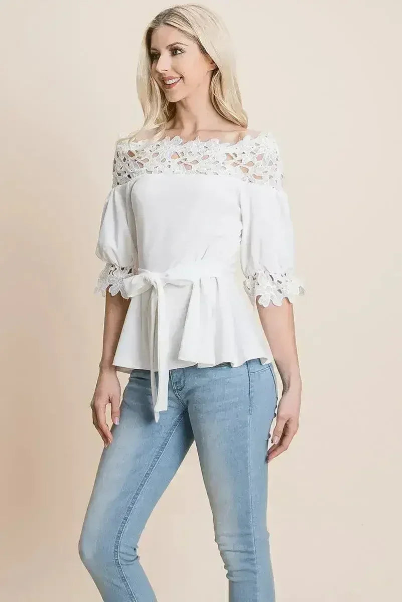 Hauts à épaules dénudées avec ceinture à nouer en dentelle au crochet et fermeture éclair au dos