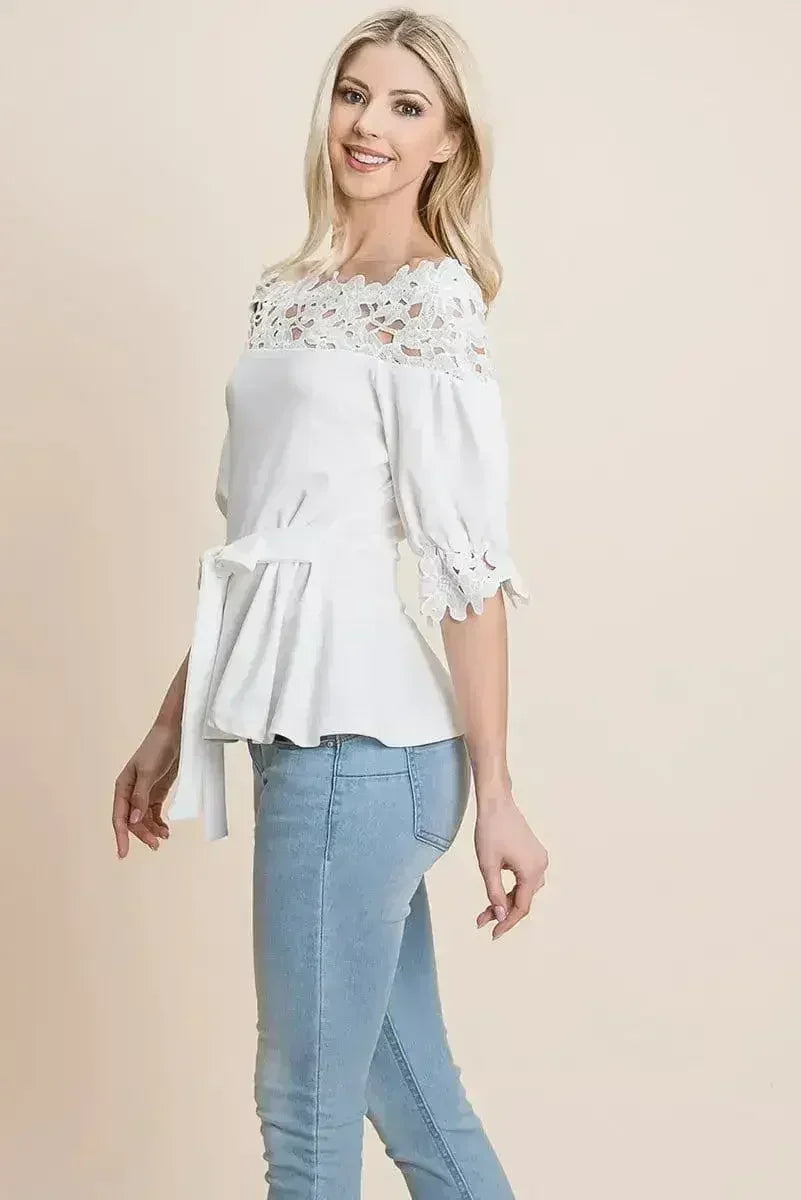 Hauts à épaules dénudées avec ceinture à nouer en dentelle au crochet et fermeture éclair au dos