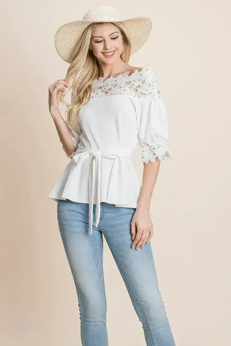 Hauts à épaules dénudées avec ceinture à nouer en dentelle au crochet et fermeture éclair au dos
