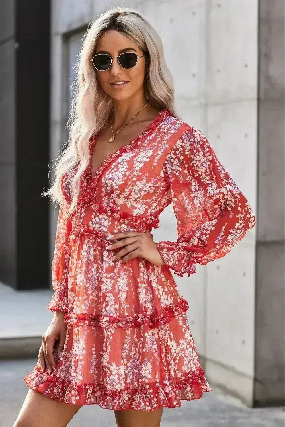 Robe longue fleurie à manches longues et dos ouvert avec volants rouges