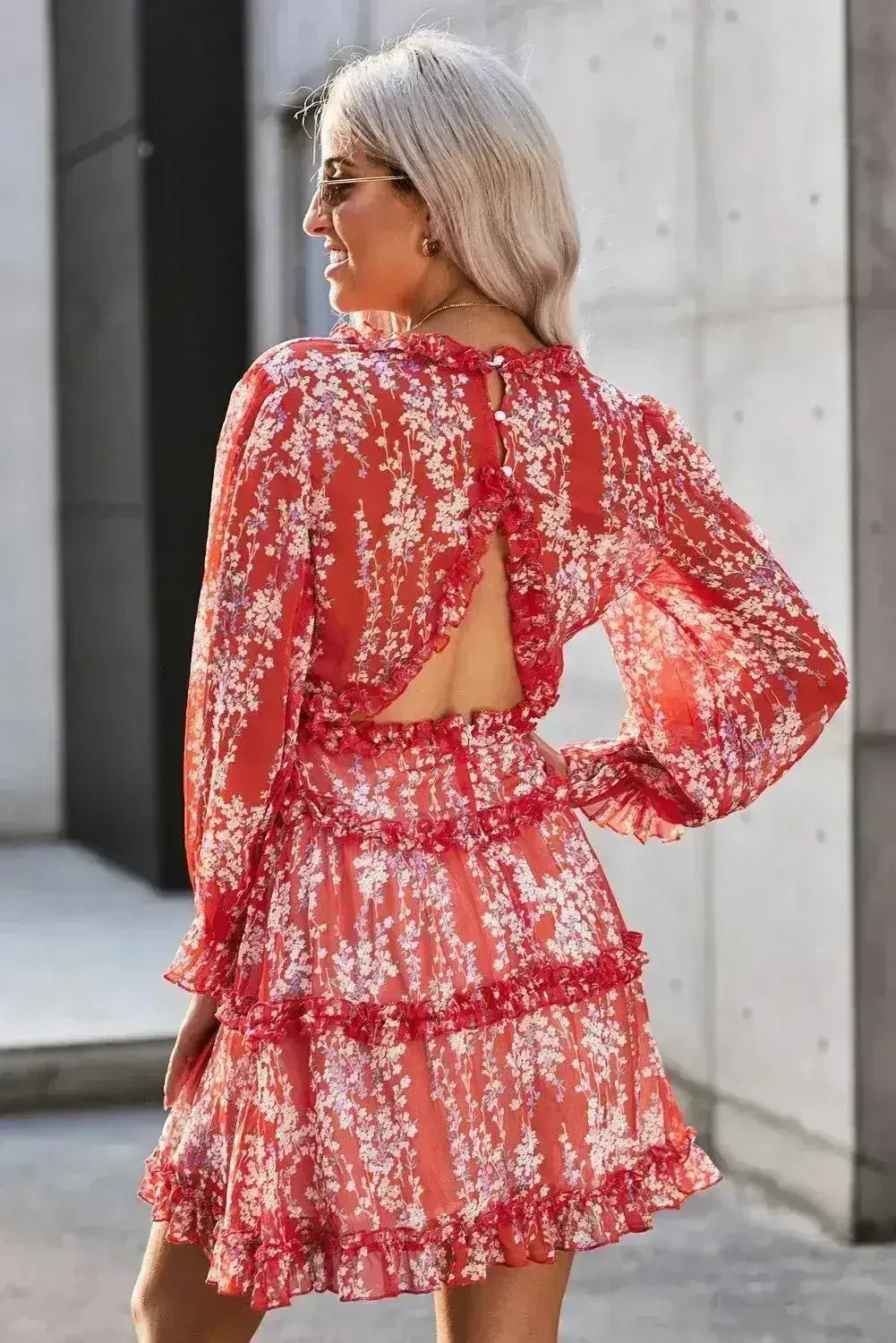 Robe longue fleurie à manches longues et dos ouvert avec volants rouges