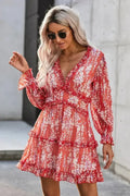 Robe longue fleurie à manches longues et dos ouvert avec volants rouges