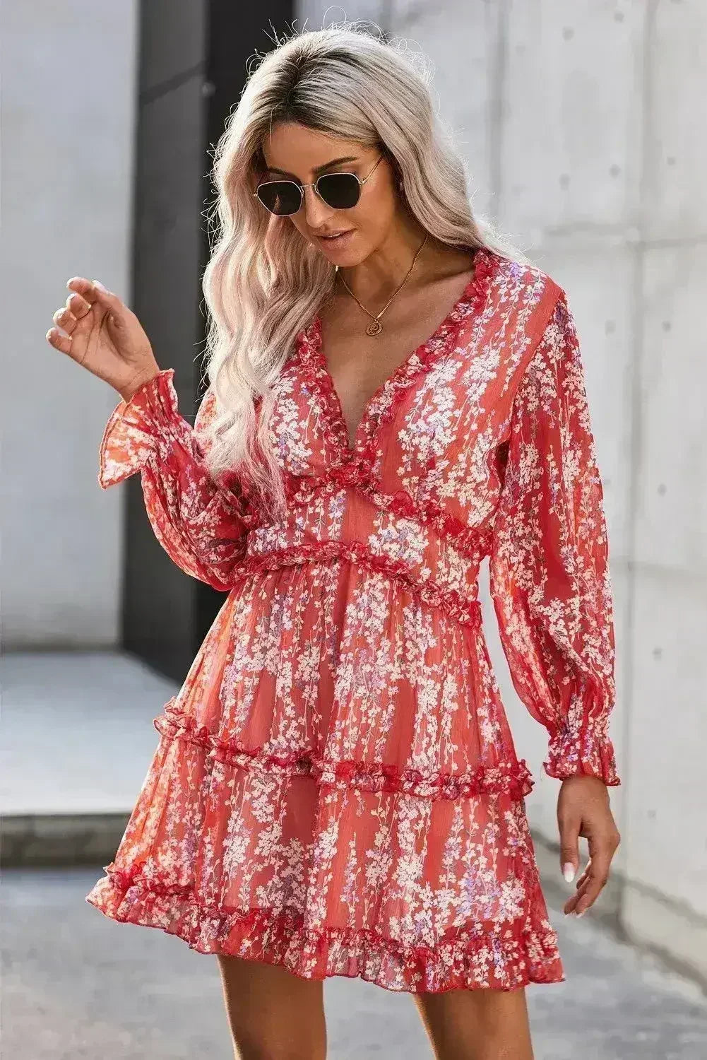 Robe longue fleurie à manches longues et dos ouvert avec volants rouges