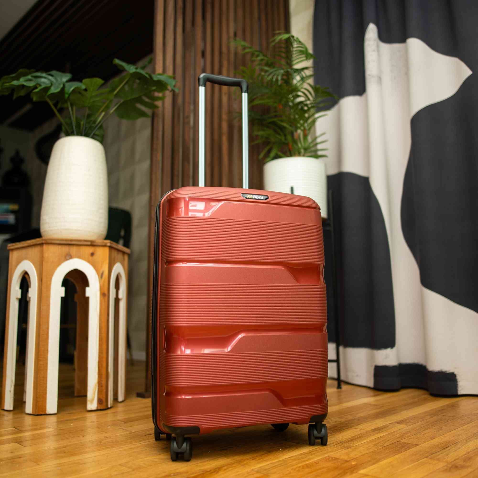 Valise rigide à roulettes rouge de 24 pouces