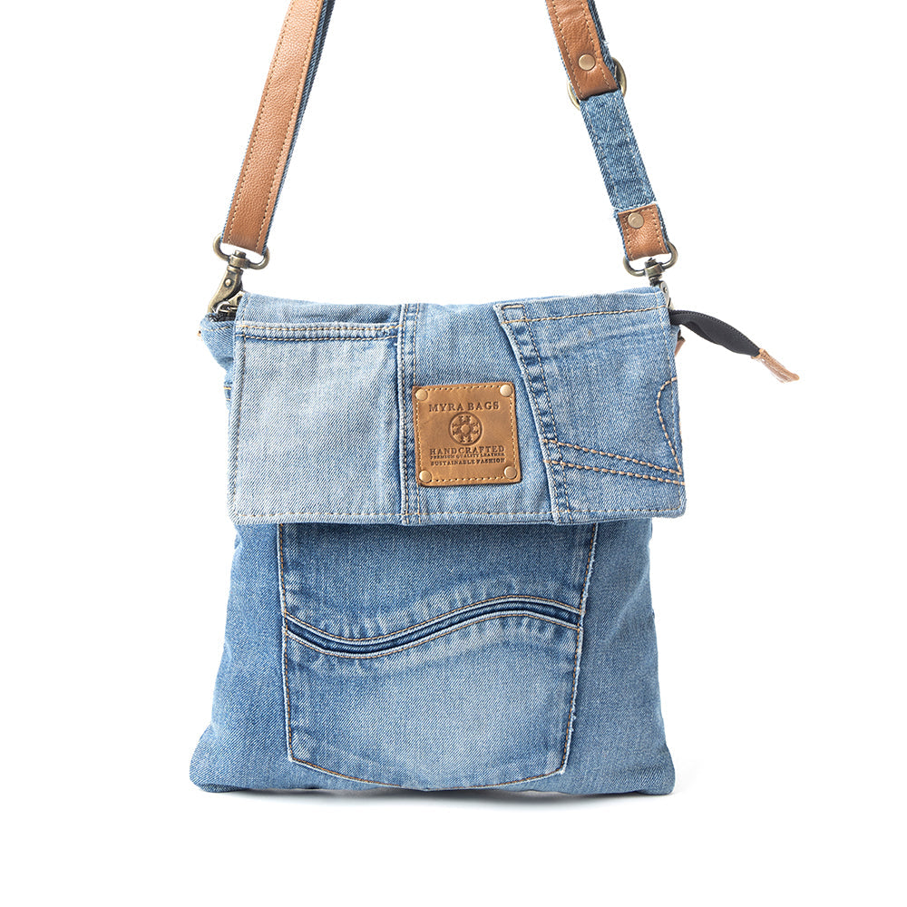 Sac bandoulière Myra Jaycee's Day en jean recyclé – Pochette pliante décontractée avec lanière en cuir et détails de poche pour un style bohème