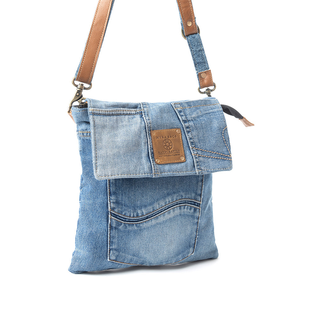 Sac bandoulière Myra Jaycee's Day en jean recyclé – Pochette pliante décontractée avec lanière en cuir et détails de poche pour un style bohème