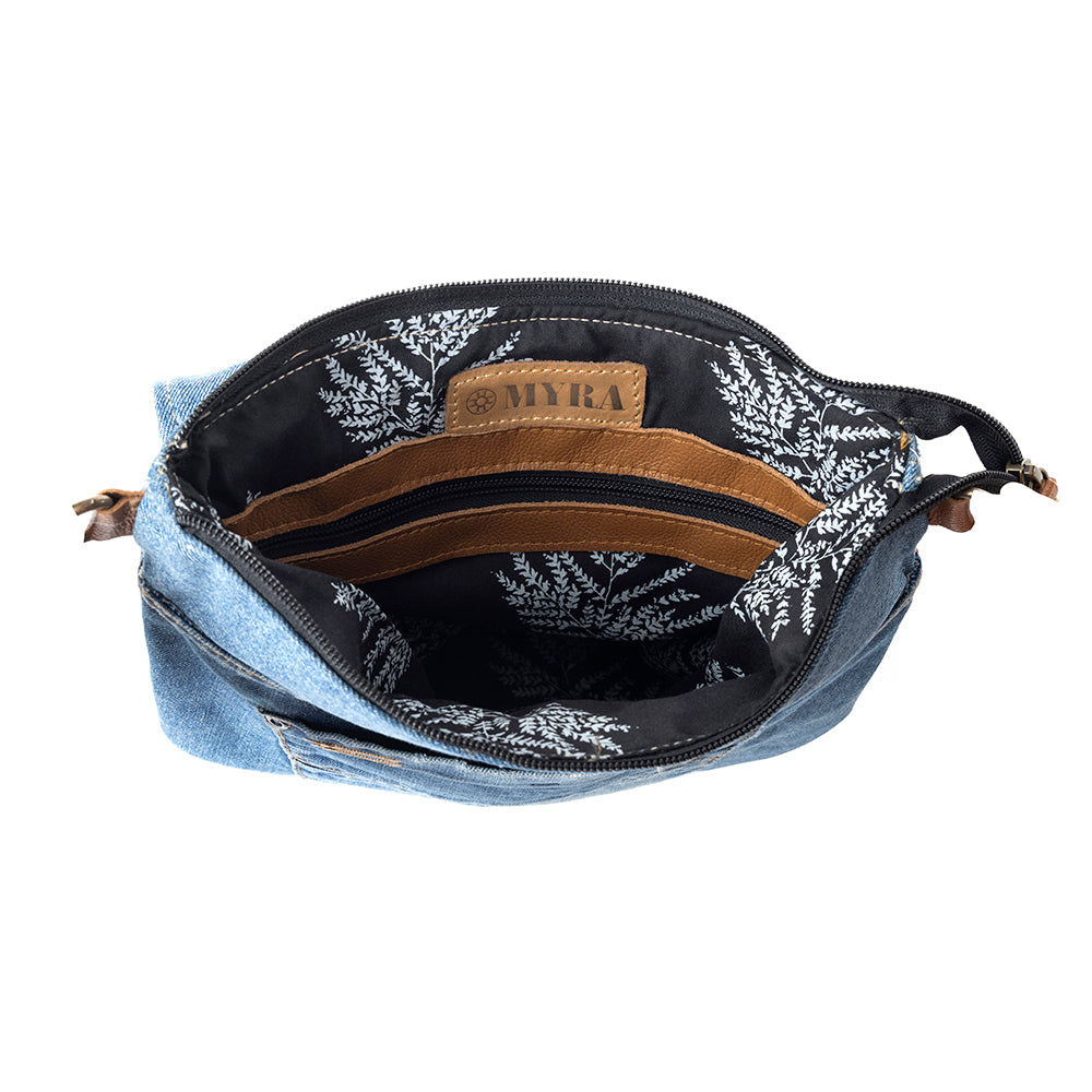 Sac bandoulière Myra Jaycee's Day en jean recyclé – Pochette pliante décontractée avec lanière en cuir et détails de poche pour un style bohème