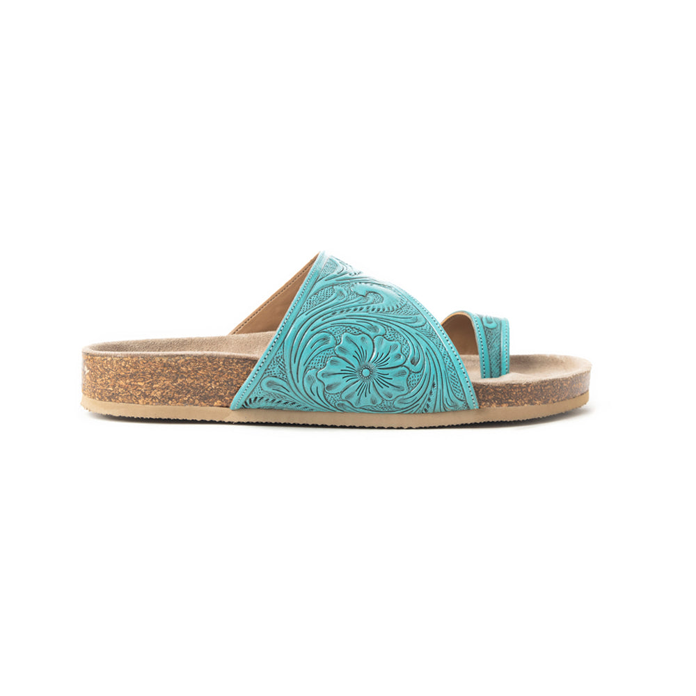 Sandales en cuir gaufré Myra Eastward Winds pour femme – Bride asymétrique, semelle imitation liège et entre-doigt pour un look chic et désertique