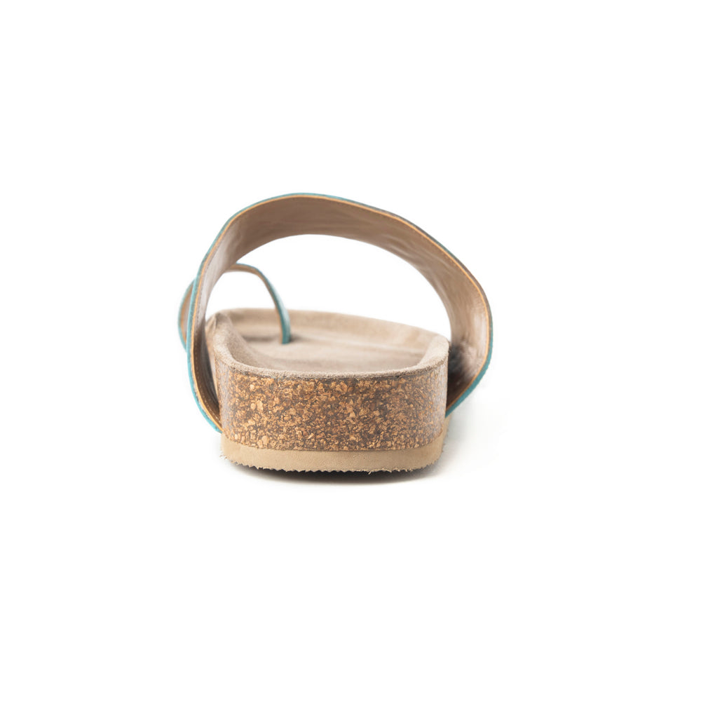 Sandales en cuir gaufré Myra Eastward Winds pour femme – Bride asymétrique, semelle imitation liège et entre-doigt pour un look chic et désertique