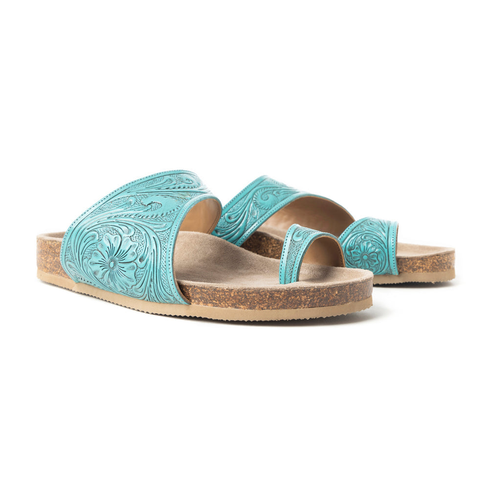 Sandales en cuir gaufré Myra Eastward Winds pour femme – Bride asymétrique, semelle imitation liège et entre-doigt pour un look chic et désertique