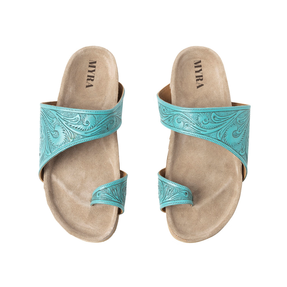 Sandales en cuir gaufré Myra Eastward Winds pour femme – Bride asymétrique, semelle imitation liège et entre-doigt pour un look chic et désertique