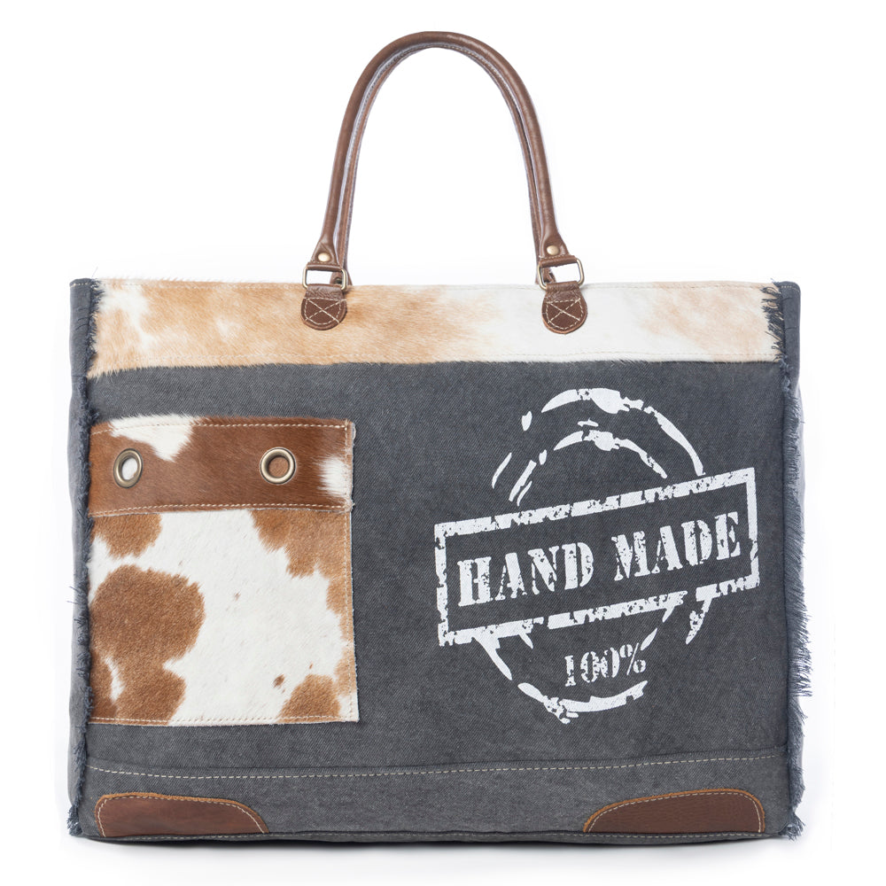 Sac de voyage Myra Dakota Trail en cuir et poils de vachette – Toile imprimée artisanale avec franges rustiques sur les côtés et anses en cuir