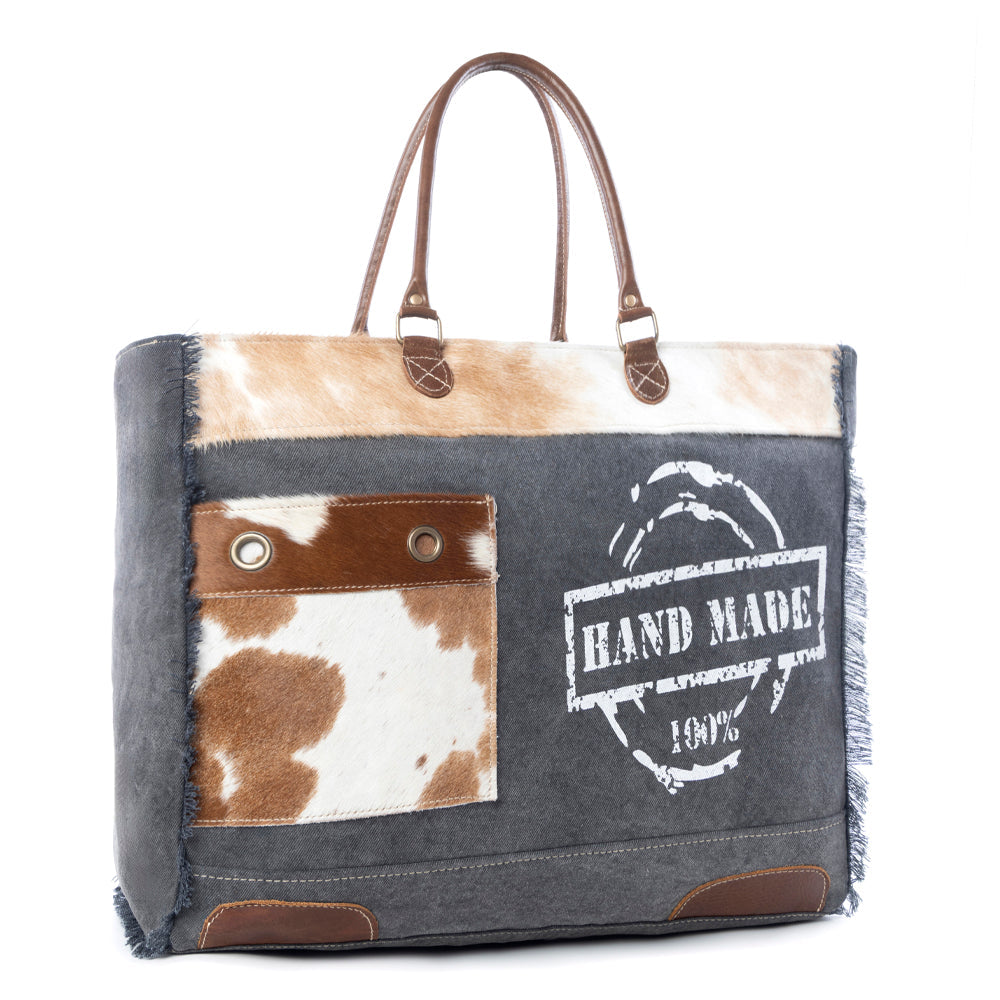 Sac de voyage Myra Dakota Trail en cuir et poils de vachette – Toile imprimée artisanale avec franges rustiques sur les côtés et anses en cuir