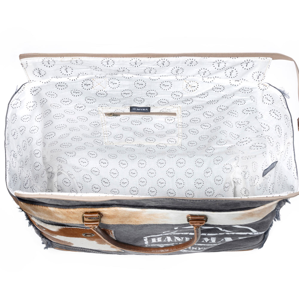 Sac de voyage Myra Dakota Trail en cuir et poils de vachette – Toile imprimée artisanale avec franges rustiques sur les côtés et anses en cuir