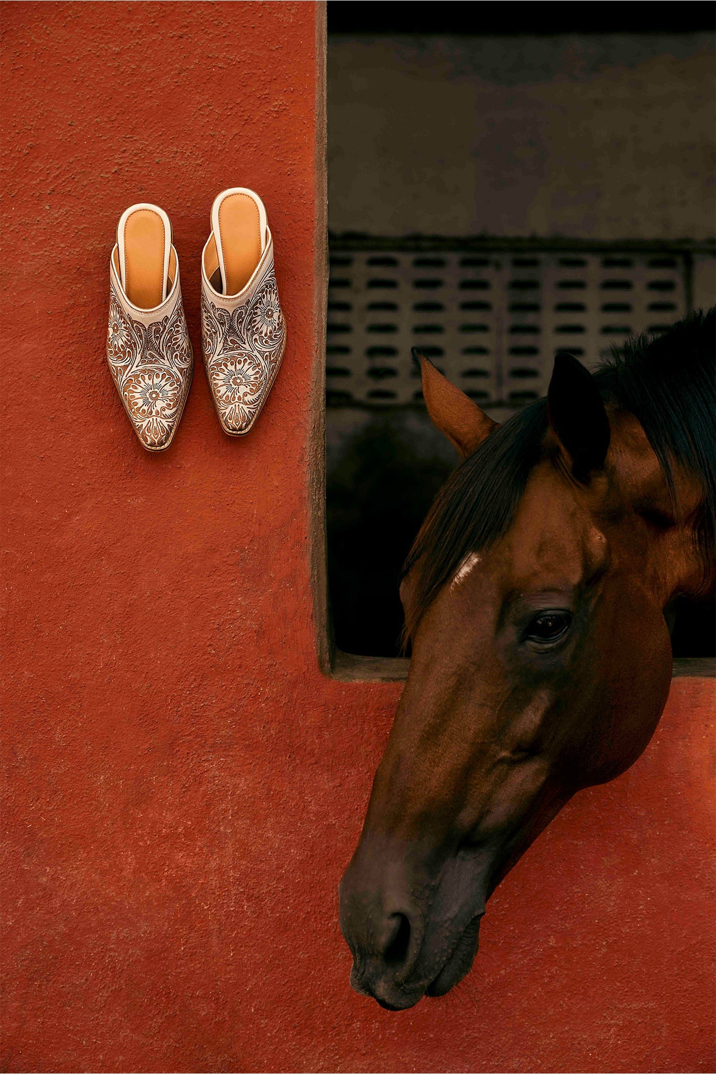 Mules en cuir blanc Myra Valeria pour femme - Motif Desert Bloom gravé à la main avec talons carrés pour un confort élégant