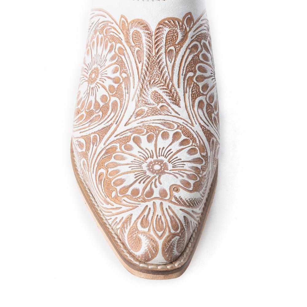 Mules en cuir blanc Myra Valeria pour femme - Motif Desert Bloom gravé à la main avec talons carrés pour un confort élégant