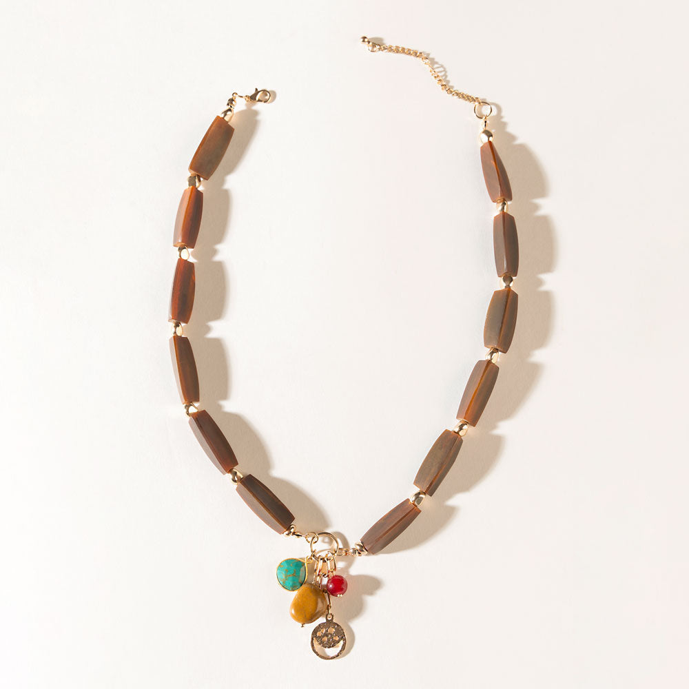 Le collier Elowen, couleur brun cèdre
