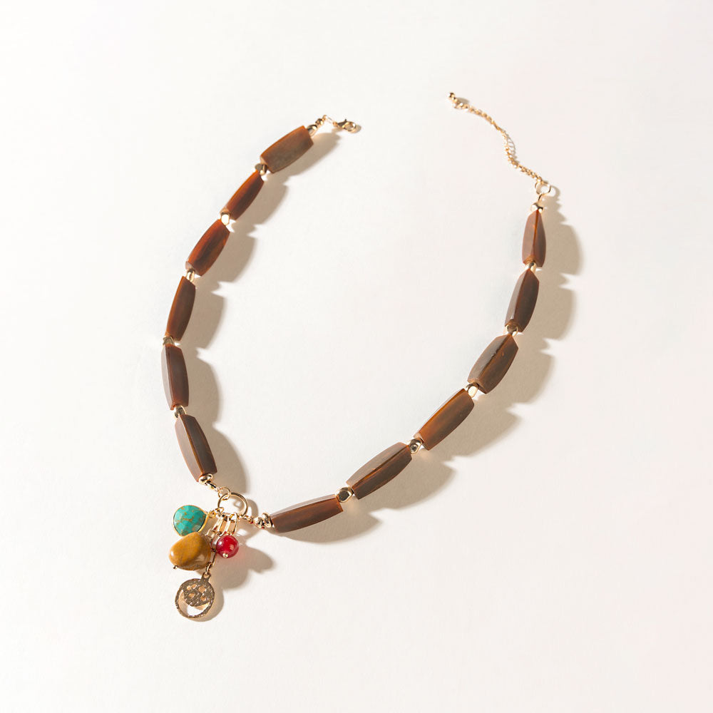 Le collier Elowen, couleur brun cèdre