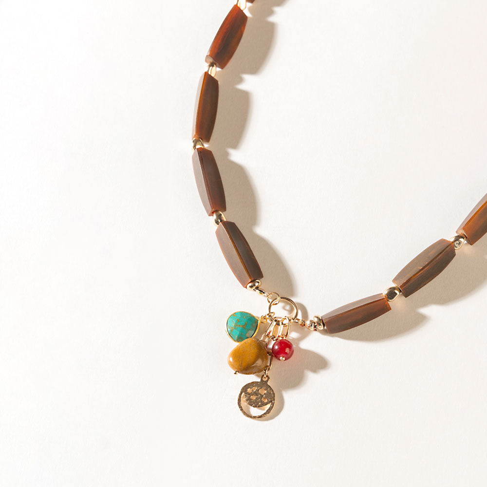 Le collier Elowen, couleur brun cèdre