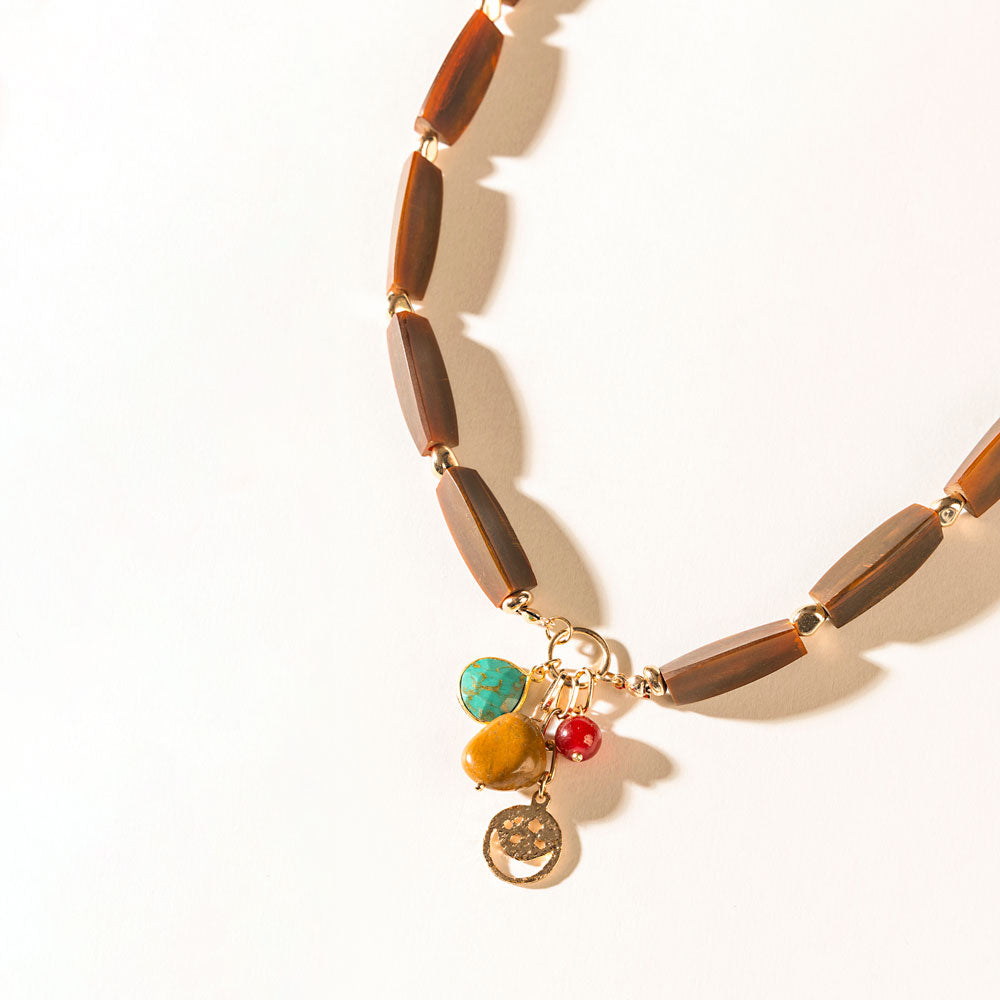 Le collier Elowen, couleur brun cèdre