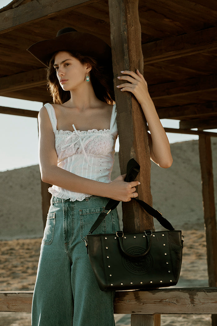 Sac fourre-tout en cuir clouté et estampé Yellowstone Valley Soul couleur cendré