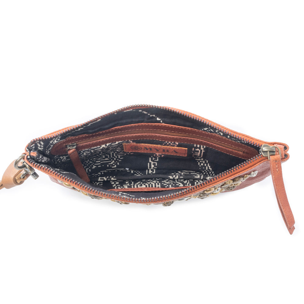 Pochette Myra Nova Point en cuir lavé clouté, coloris ambre bronze