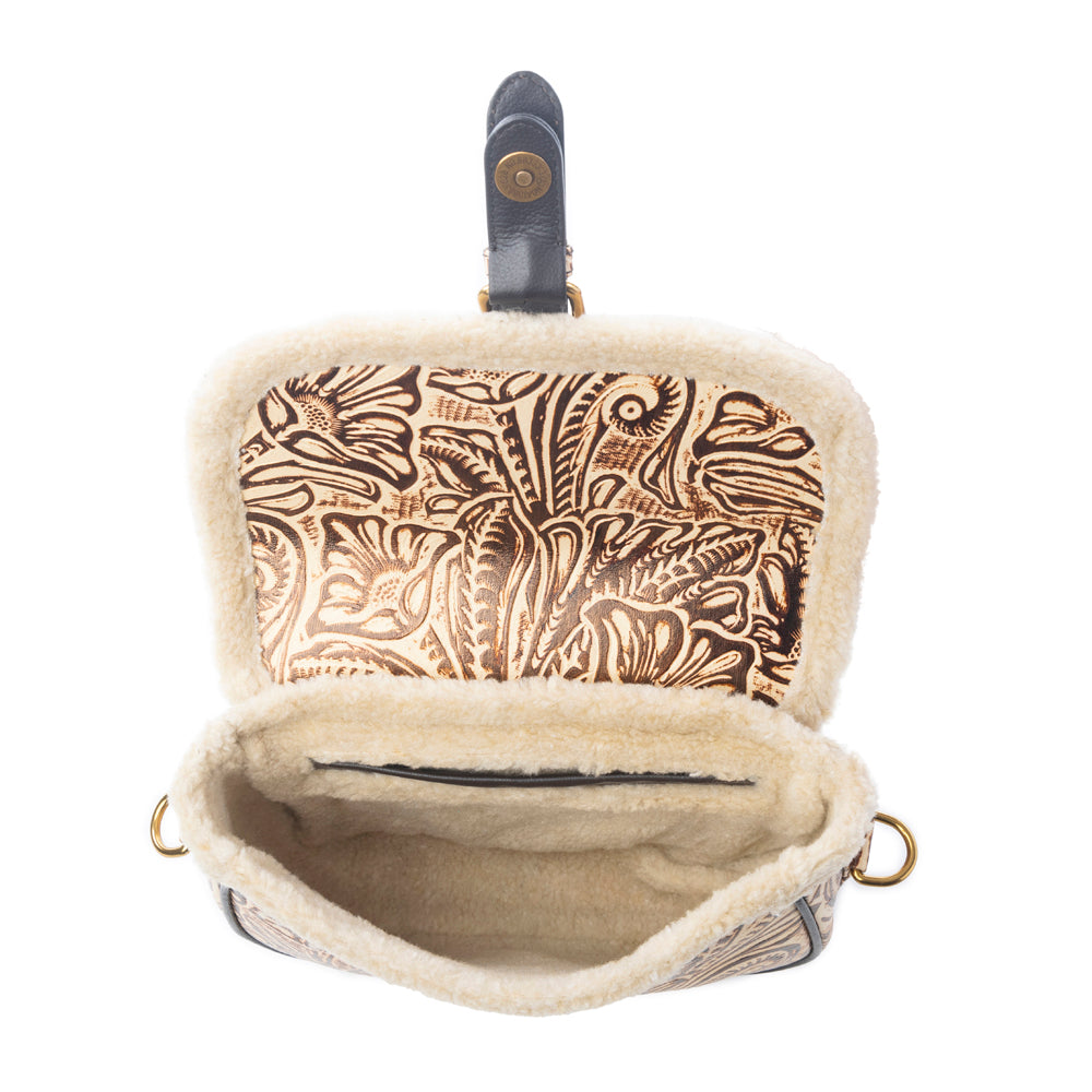 Sac bandoulière Myra Raven & Dune en cuir gaufré avec accent en fourrure en ivoire hivernal