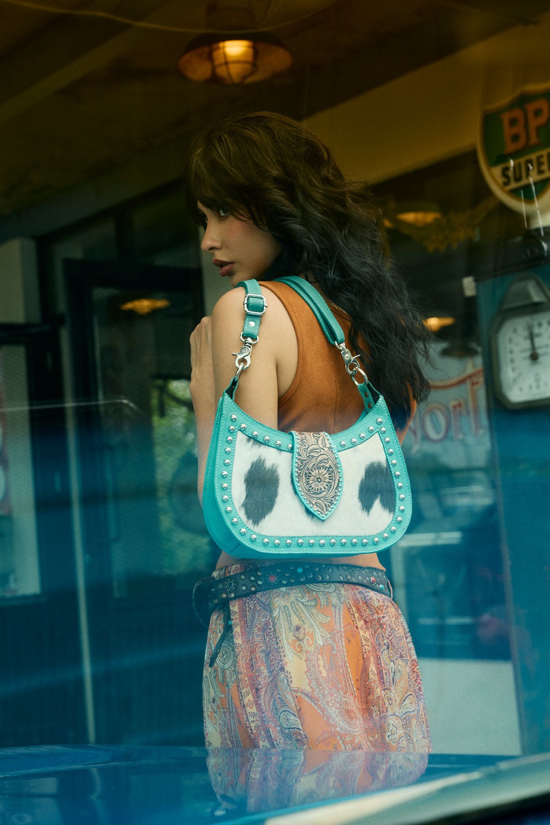 Sac à main Myra Santa Fe en cuir ciselé pour femme, turquoise avec détails en peau de vache et clous