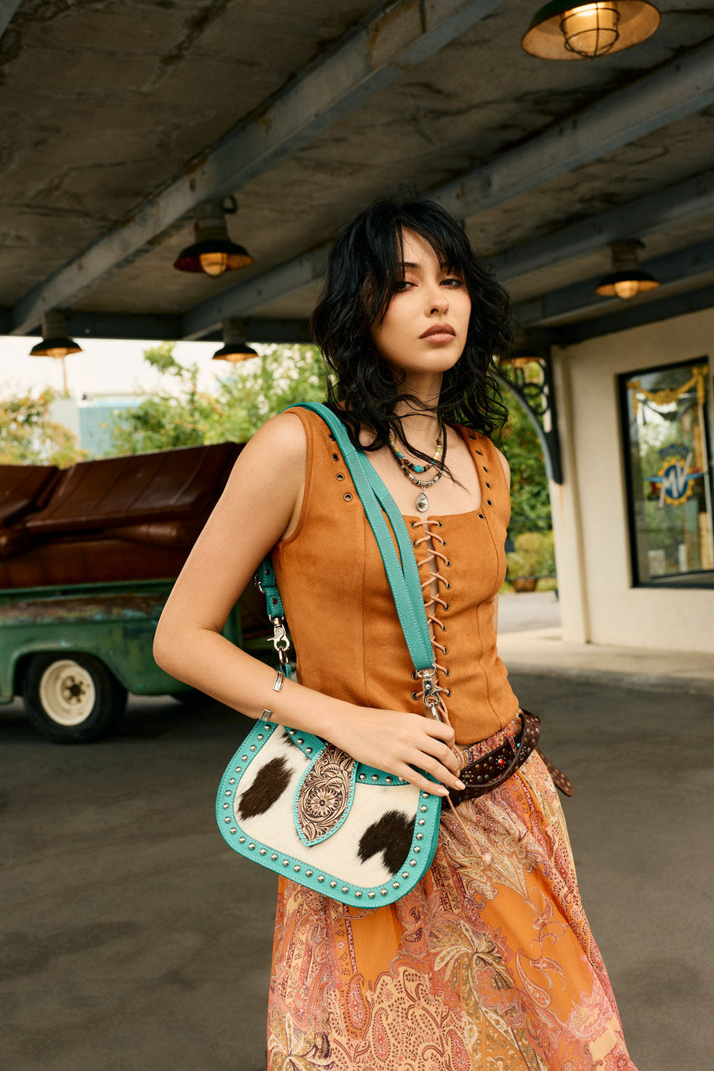 Sac à main Myra Santa Fe en cuir ciselé pour femme, turquoise avec détails en peau de vache et clous