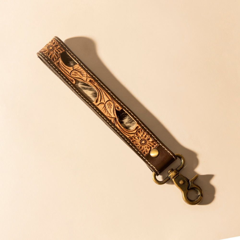 Porte-clés Myra Wildvine Pony Western en cuir teinté à la main marron foncé avec détails en poils de poney