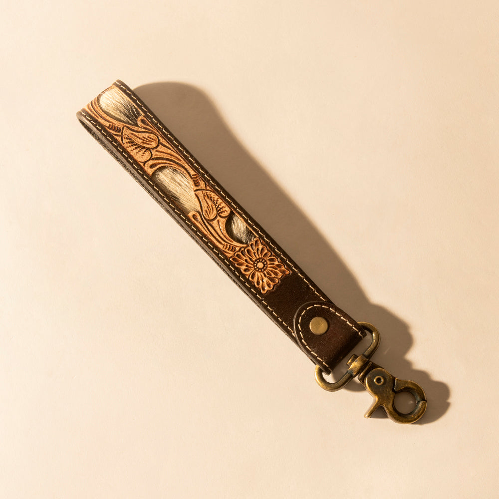 Porte-clés Myra Wildvine Pony Western en cuir teinté à la main marron foncé avec détails en poils de poney