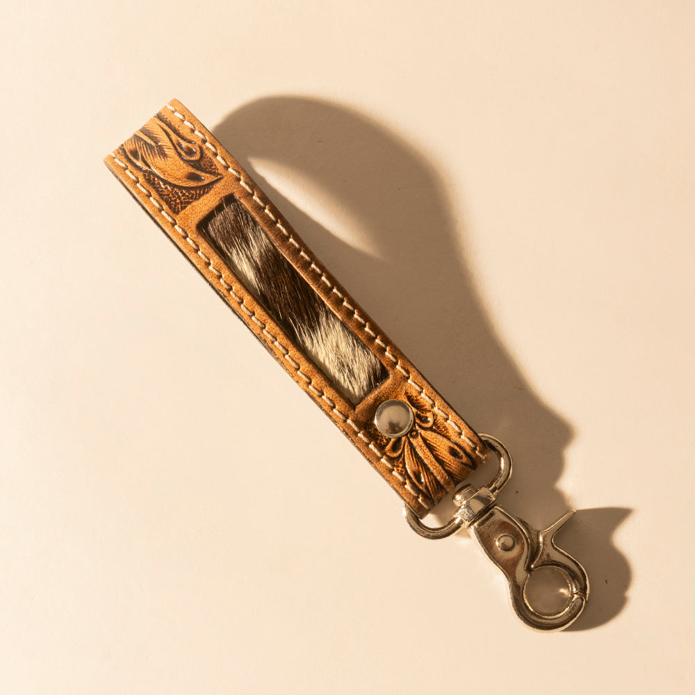 Porte-clés Myra Hide Inlay Western en cuir tanné avec détails en poils.