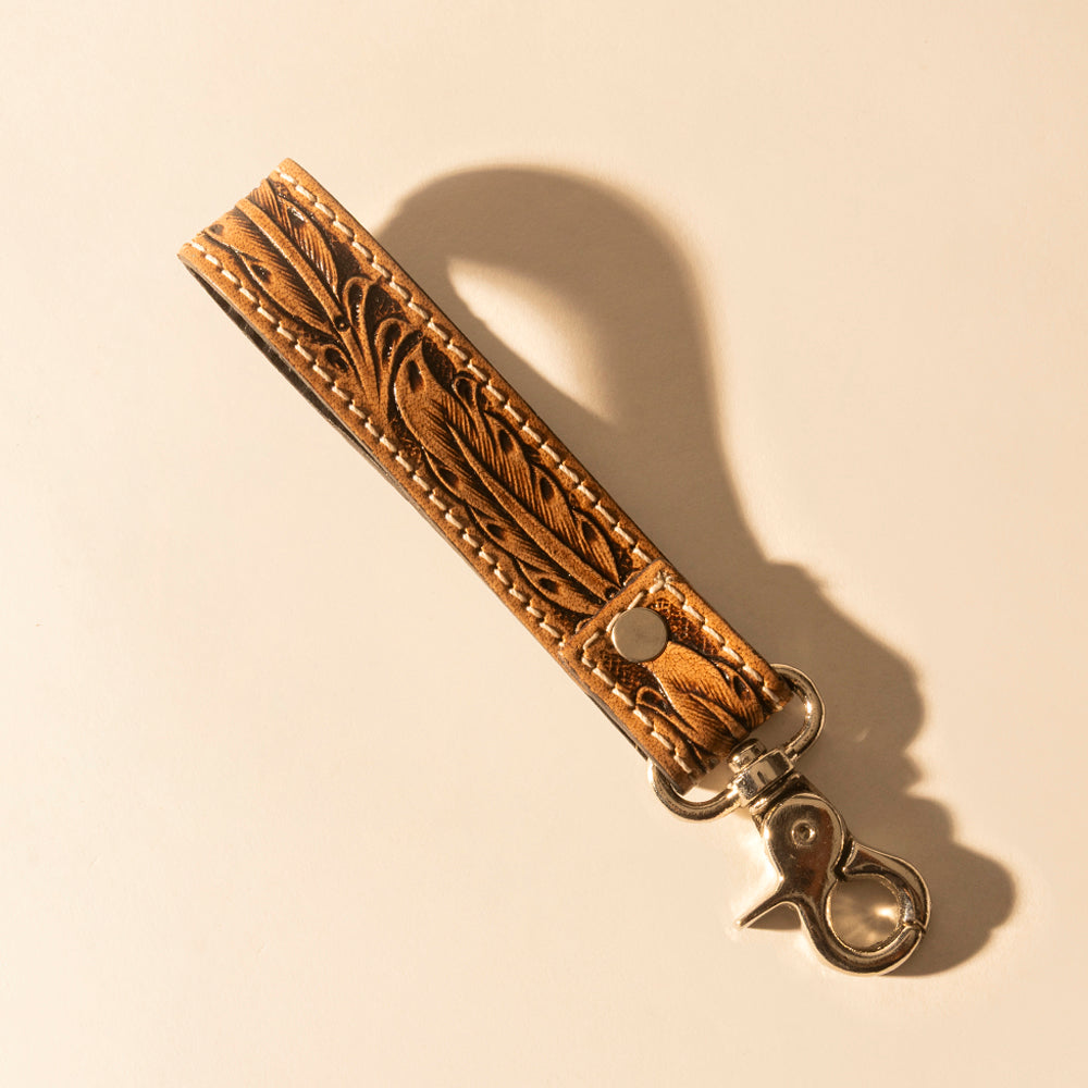 Porte-clés Myra Hide Inlay Western en cuir tanné avec détails en poils.