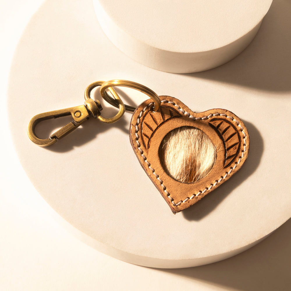 Porte-clés cœur Myra Moonhide Western en cuir marron clair avec détails en poil