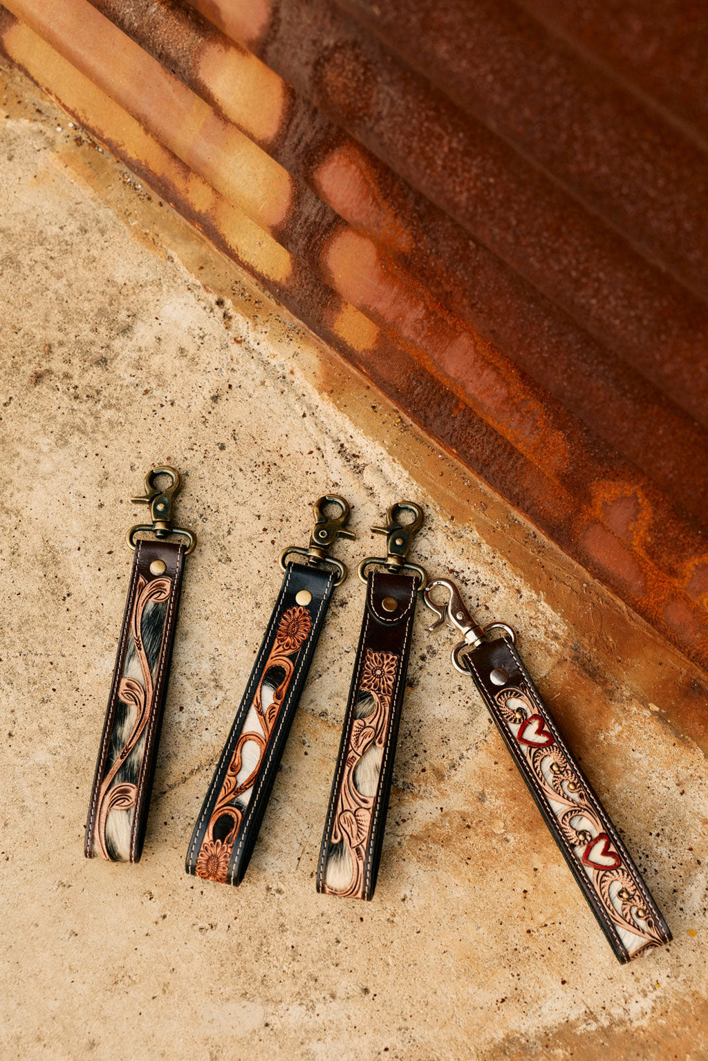 Porte-clés Myra Wildvine Pony Western en cuir gravé marron avec détails en poil