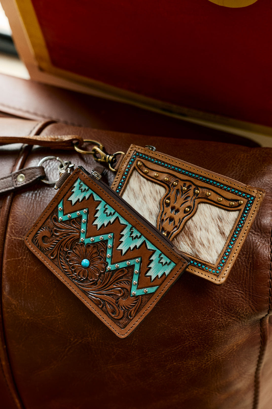 Porte-cartes western Myra fait main pour femme en kaki avec détails en poils de vache
