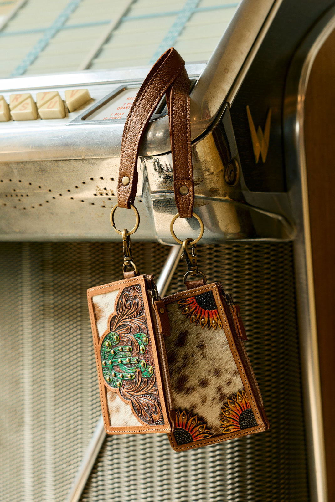 Porte-cartes western Myra, fait main, pour femme, en cuir marron clair avec motif cactus ciselé à la main