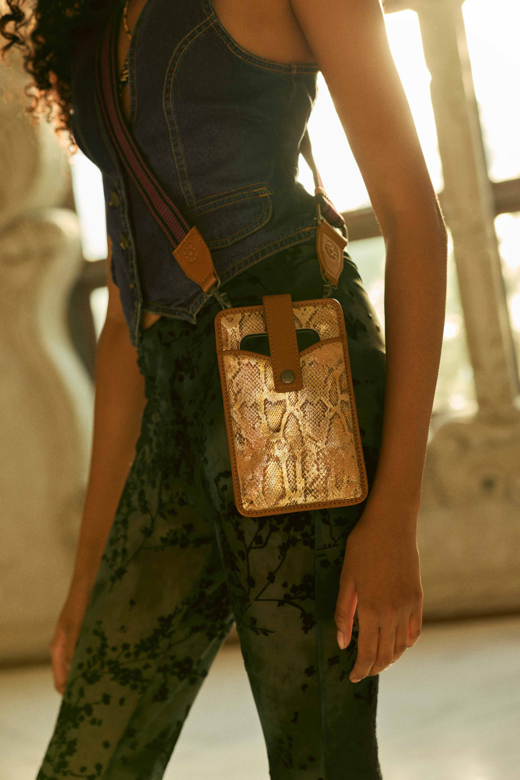 Porte-téléphone en cuir à imprimé serpent Myra Cedar, motif Toffee Patch