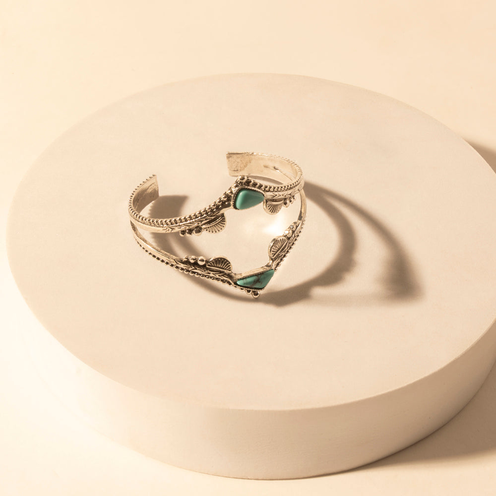 Bracelets manchette Myra Pueblo Stack pour femmes avec détails en turquoise et plumes pour un style western
