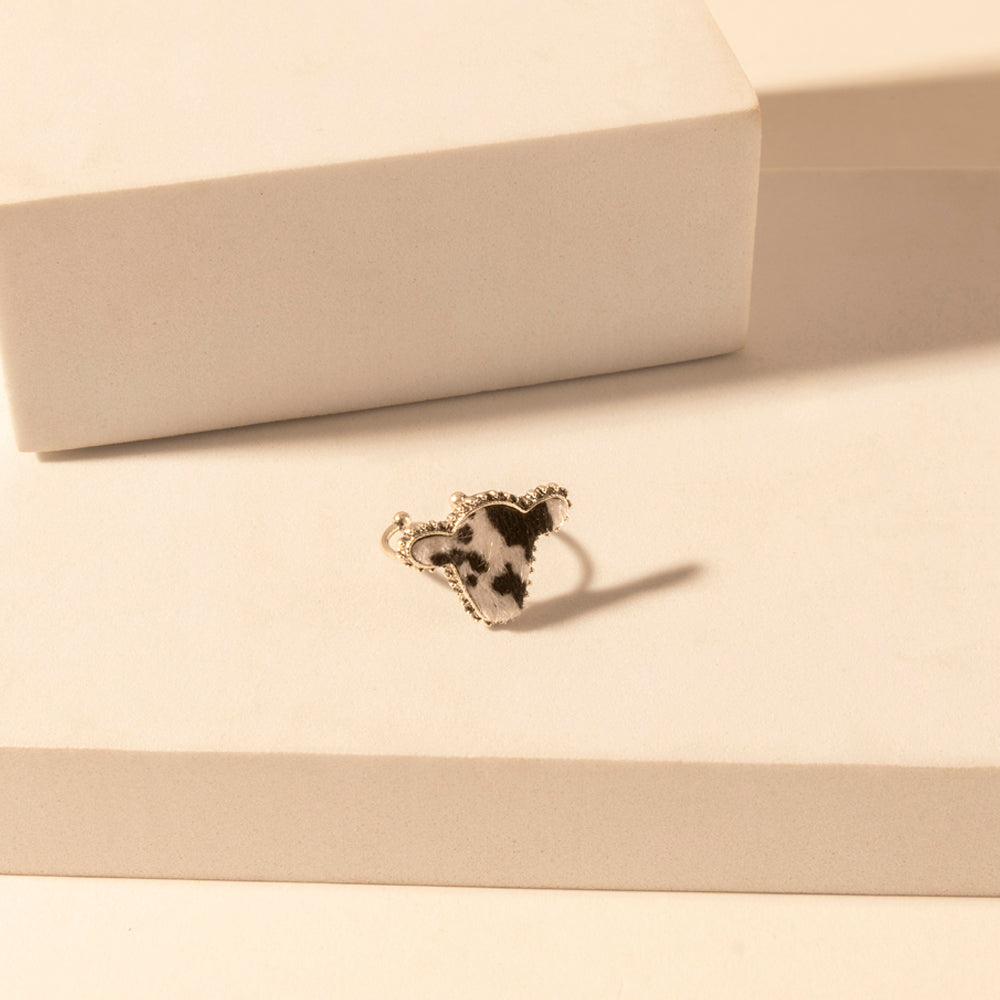 Bague ajustable Myra Rodeo Hide pour femmes avec détail en cuir de vachette à poil pour un look western haut de gamme