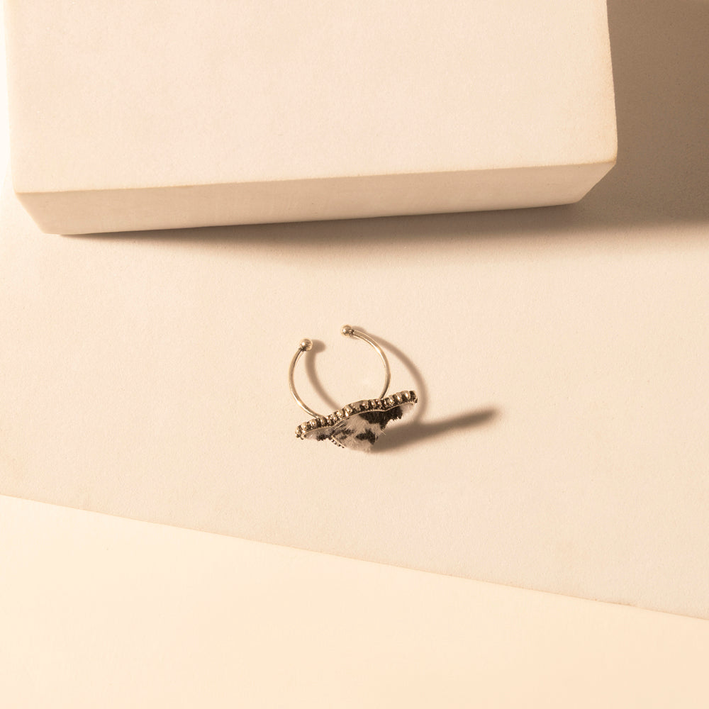 Bague ajustable Myra Rodeo Hide pour femmes avec détail en cuir de vachette à poil pour un look western haut de gamme