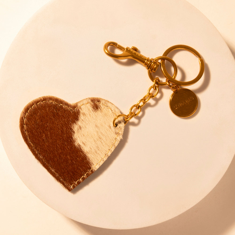 Porte-clés Myra Cocoa Charm Heart pour femmes en marron avec détails en poil pour un look western quotidien