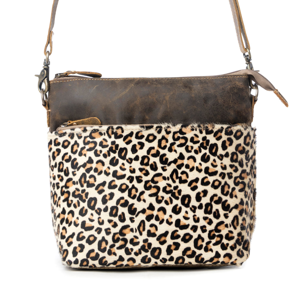 Sac bandoulière en cuir façon poulain Myra Feline, finition daim, devant imprimé léopard, bandoulière réglable pour un chic au quotidien